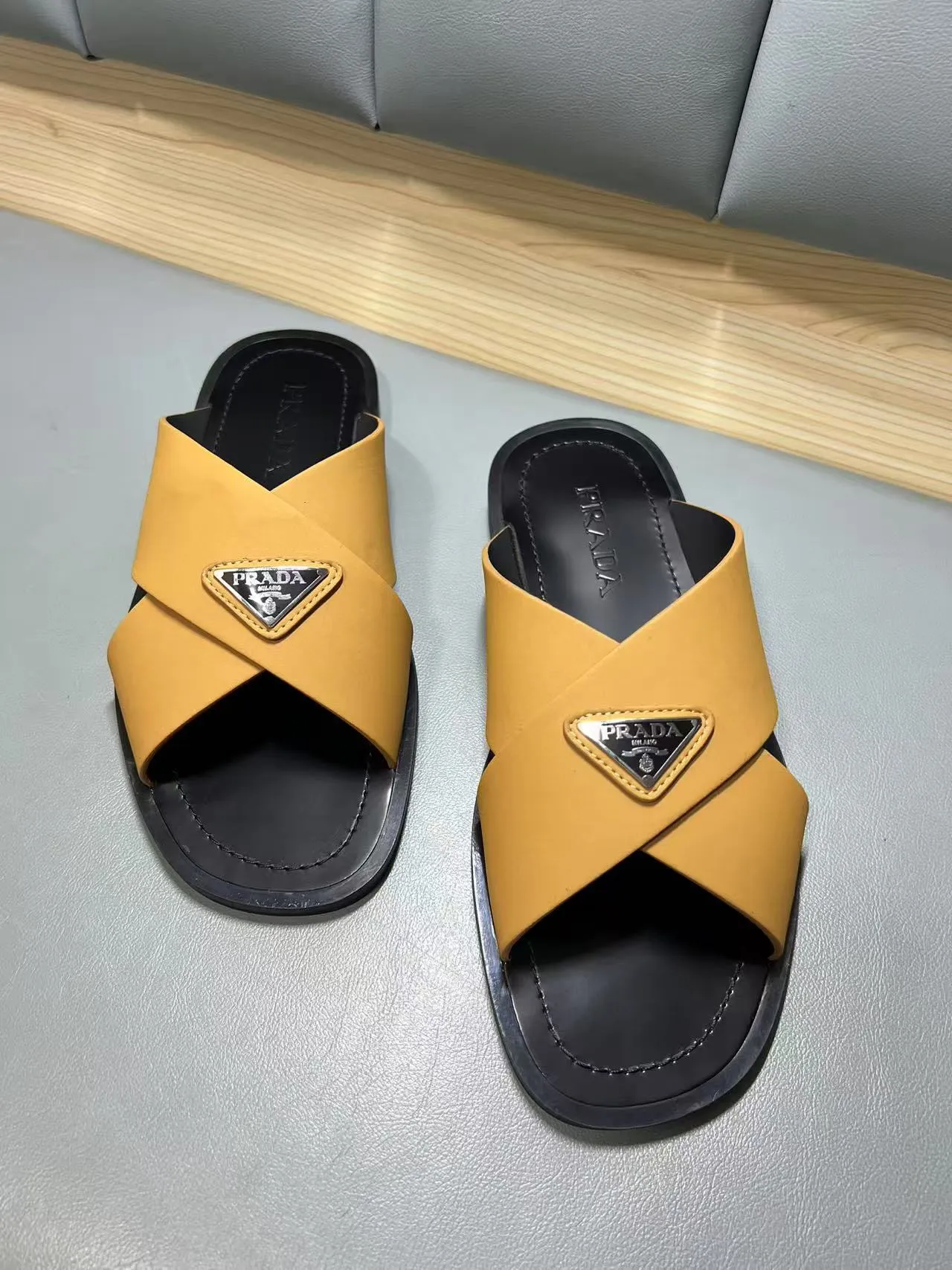 340💰PRADA Prada’s latest slippers are synchronized with the official website. This slipper is made of the brand’s unique and iconic Saffiano leather. The brand logo jumps out from the double straps, and the brand style is clearly visible. Cowhide gives men elegant charm and functional design, making it an ideal choice for vacation and leisure. Size:38-45